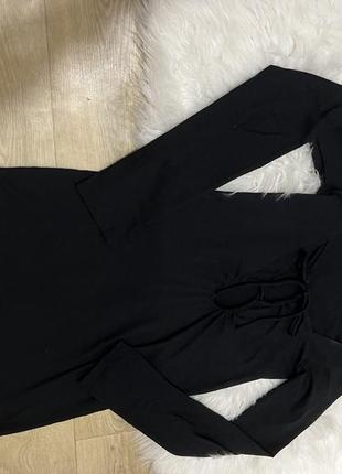 Сукна чорна з відкритим декольте маленька чорна сукня1 фото