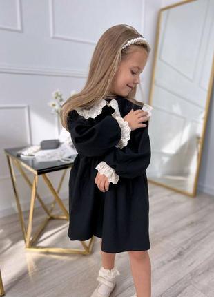 Стильное черное платье на девочку с красивым воротничком длинный рукав