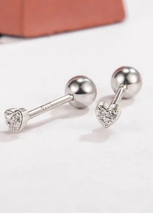 Серьги-гвоздики серебряные маленькие сердечки из камушков, сережки на закрутках