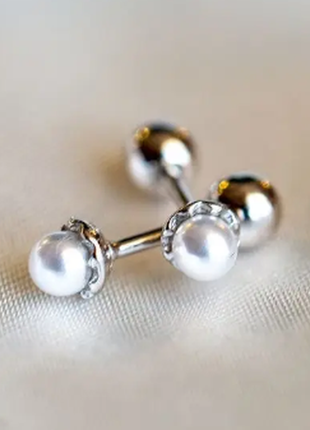 Серьги-гвоздики серебряные с жемчугом (имитация), маленькие сережки на закрутках, серебро 925 пробы1 фото