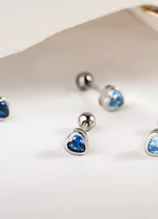 Серьги-закрутки серебряные маленькие сердечки из камней, на выбор синий или голубой фианит, серебро