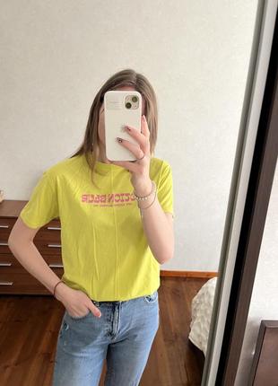 Яскрава футболка pull and bear