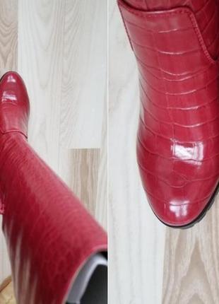 Високі чоботи червоні шкіряні чоботи з крокодилової шкіри чоботи на високих підборах демисезонні чоботи на широких підборах малинові5 фото