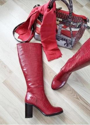 Високі чоботи червоні шкіряні чоботи з крокодилової шкіри чоботи на високих підборах демисезонні чоботи на широких підборах малинові2 фото