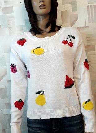 Классный белый оверсайз джемпер свитер с фруктами1 фото
