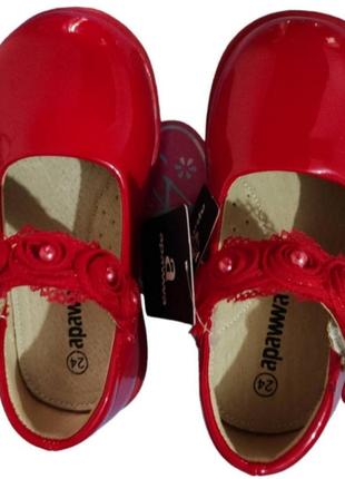 Красные лаковые туфли для девочки с кружевом2 фото