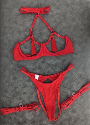 Сексуальный комплект нижнего белья в красном цвете