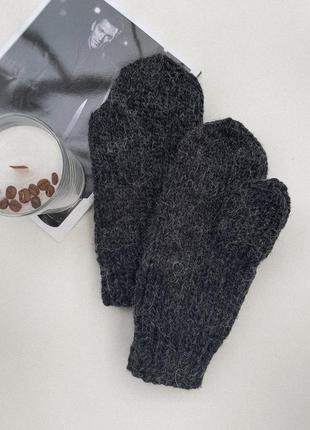 Теплые вязаные перчатки черного цвета2 фото