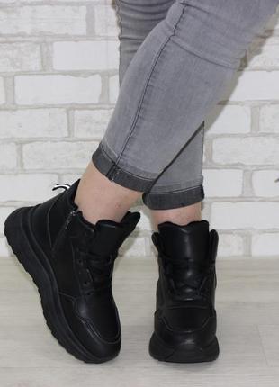 Женские зимние спортивные черные ботинки на меху3 фото