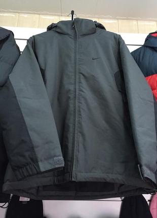 Стильная демисезонная куртка nike на синтепоновом утеплителе.3 фото