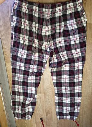 Добавленные брюки в клетку принт