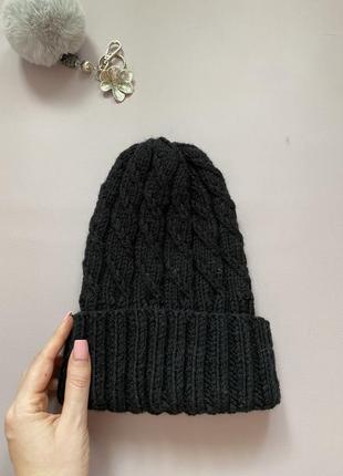 Теплая вязаная шапка черного цвета с высоким верхом handmade зимняя шапка