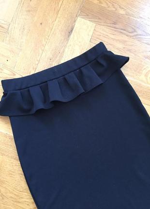 Чёрная трикотажная юбка-миди с баской3 фото