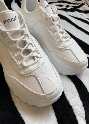 Нові! жіночі кросівки білі, розмір 39 на стопу 25 см2 фото