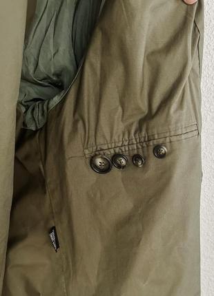 Зеленый двубортный плащ