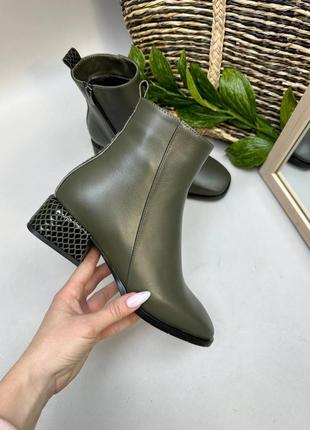 Хаки зеленые кожаные ботинки на низком каблуке
