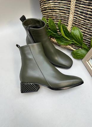 Хаки зеленые кожаные ботинки на низком каблуке1 фото