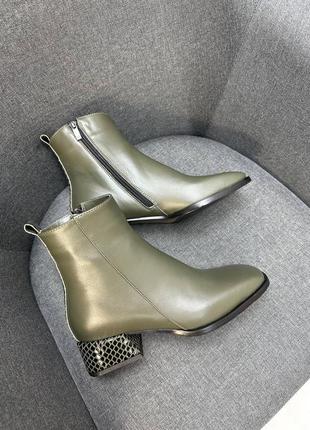 Хаки зеленые кожаные ботинки на низком каблуке