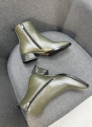 Хаки зеленые кожаные ботинки на низком каблуке