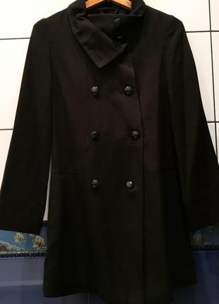 Весеннее чёрное пальто на пуговицах