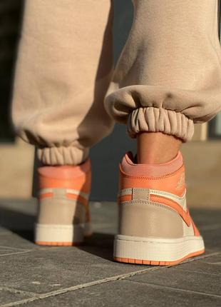 Жіночі кросівки помаранчеві nike air jordan 1 retro orange beige9 фото