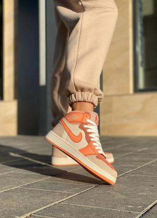 Женские кроссовки оранжевый nike air jordan 1 retro orange beige