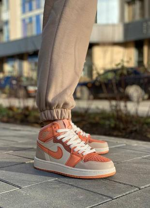 Жіночі кросівки помаранчеві nike air jordan 1 retro orange beige2 фото