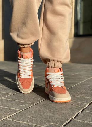 Жіночі кросівки помаранчеві nike air jordan 1 retro orange beige7 фото