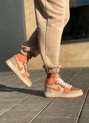 Жіночі кросівки помаранчеві nike air jordan 1 retro orange beige5 фото
