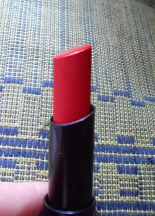 Красная сатиновая помада