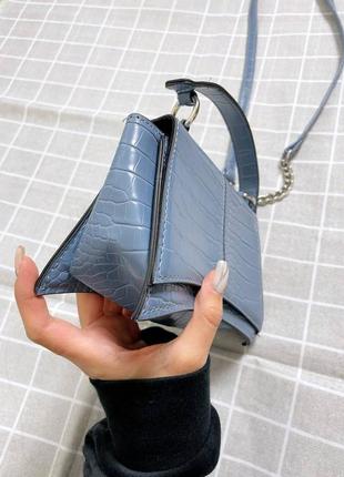 Голубая мини сумочка багет со змеиным тиснением5 фото