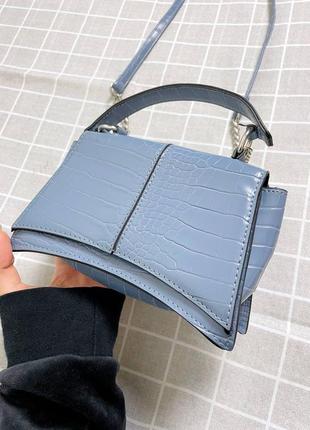 Голубая мини сумочка багет со змеиным тиснением7 фото