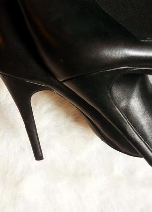 Черные кожаные натуральные полусапожки ботильйоны высокий каблук шпилька с острым носком челси5 фото