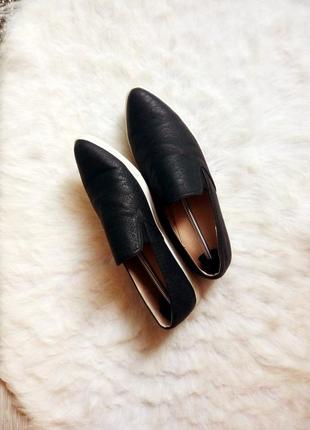 Черные кожаные туфли лоферы мокасины балетки острый нос змеиный принт рептилии белая подош