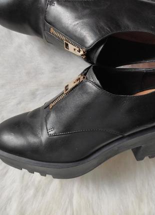 Черные кожаные туфли ботинки на каблуке среднем тракторная подошва молния замок спереди7 фото