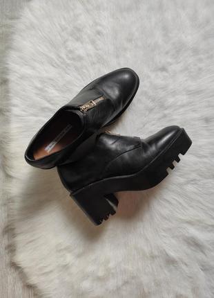Черные кожаные туфли ботинки на каблуке среднем тракторная подошва молния замок спереди