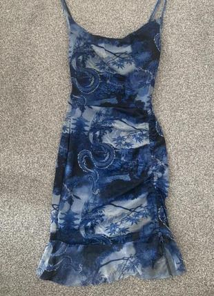 Голубое платье prettylittlething принт китайский дракон/ платье в сетку с завязками на бретелях6 фото