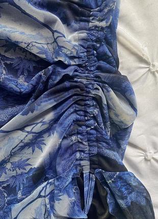 Голубое платье prettylittlething принт китайский дракон/ платье в сетку с завязками на бретелях3 фото