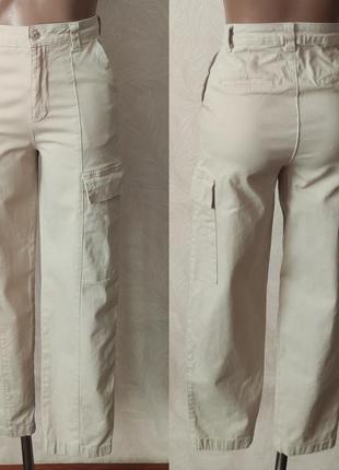 Стильные и удобные бежевые брюки карго