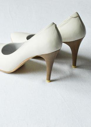 Кожаные женские туфли белого цвета, каблук 9 см2 фото