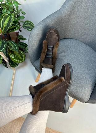 Замшевые коричневые ботинки с опушением из меха норки5 фото