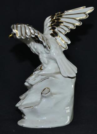 Фарфоровая статуэтка "орел на скале"3 фото