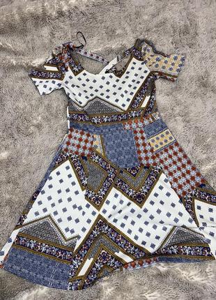 Сукня жіноча з цікавим принтом приталена