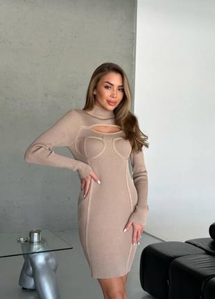 Платье с вырезом