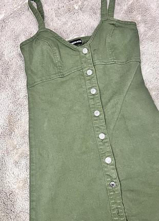Стильный джинсовый сарафан цвета хаки с пуговицами