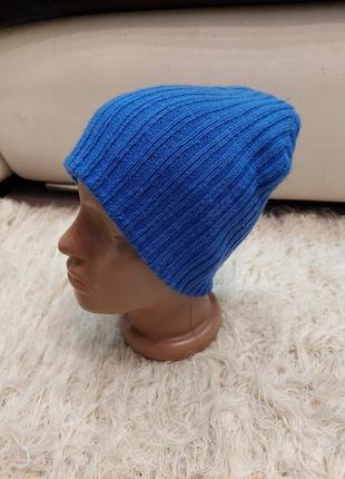 Голубая вязаная шапка косичка