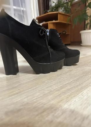 Туфли закрытые на шнурочках