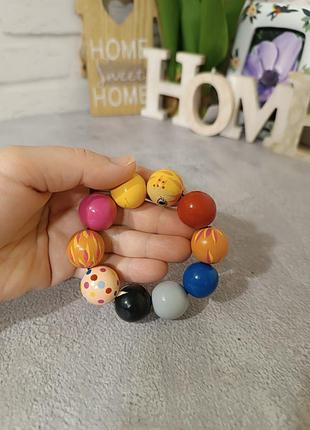Браслет из деревянных бусин