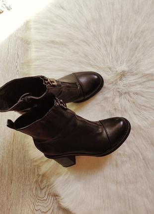 Черные деми кожаные сапоги короткие на устойчивом каблуке с молнией спереди высоком1 фото