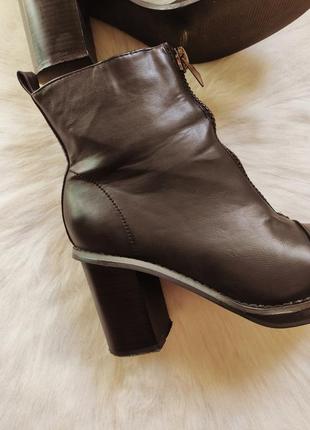 Черные деми кожаные сапоги короткие на устойчивом каблуке с молнией спереди высоком7 фото